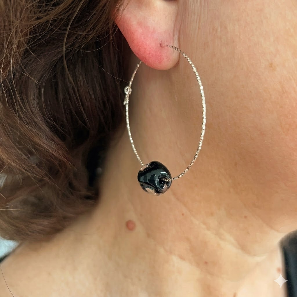 Boucles d'Oreilles Créoles Scintillantes Argent 925 et Perle Murano Noire – Image 2