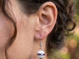 Boucles d'oreilles en acier inoxydable avec perles de verre de Murano blanc Dolly perle ronde