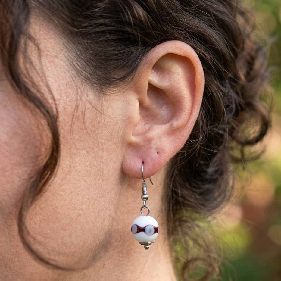 Boucles d'oreilles en acier inoxydable avec perles de verre de Murano blanc Dolly perle ronde