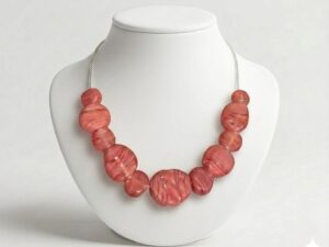 Collier artisanal Pushi en perles de verre de Murano rose nacré filées au chalumeau