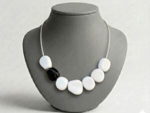 Collier perles en verre de Murano blanches plates Narinca