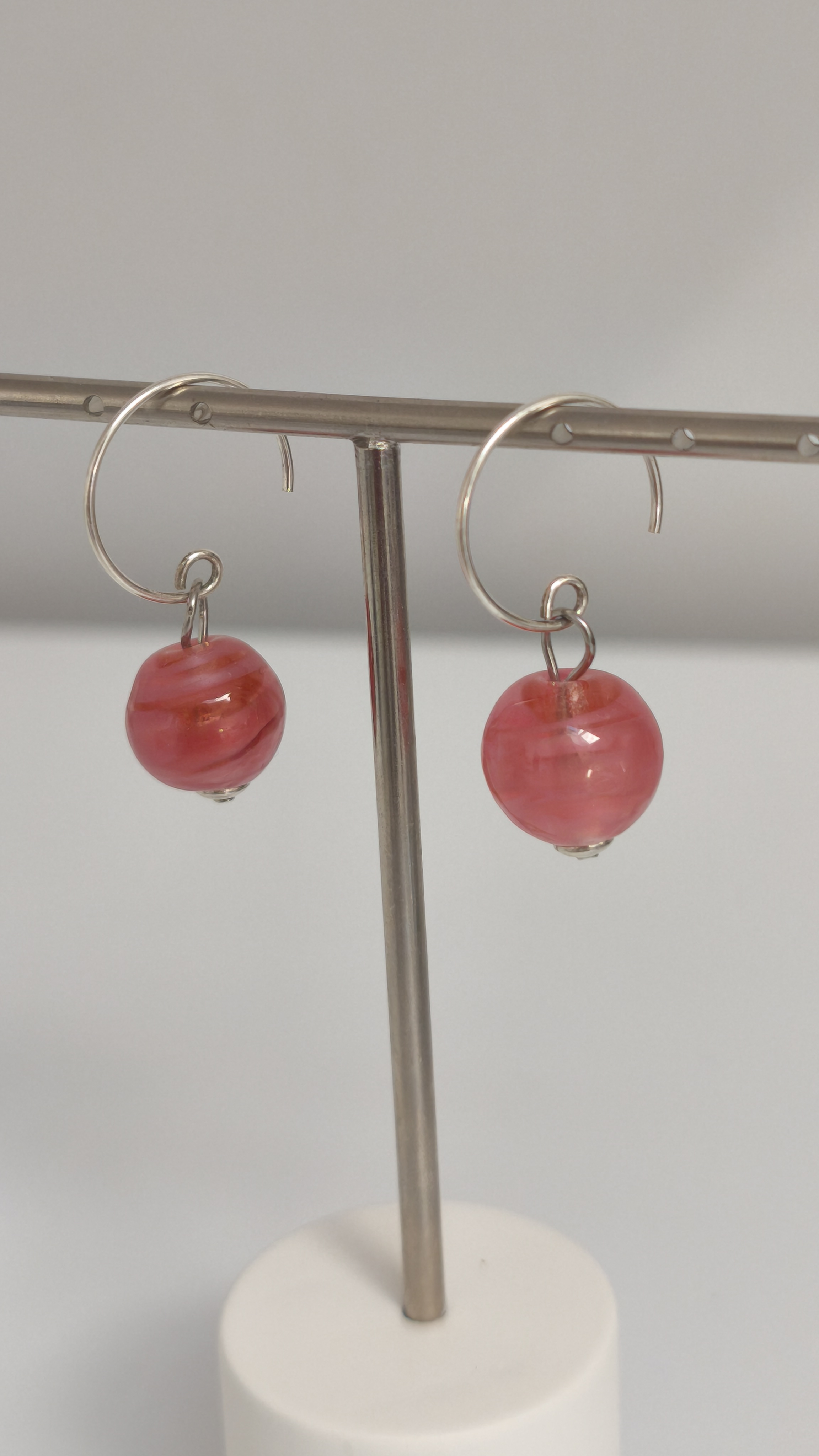Mini créoles artisanales en argent 925 et perles de verre rose nacré – Pushi – Image 2