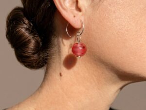 Mini créoles artisanales en argent 925 et perles de verre rose nacré – Pushi