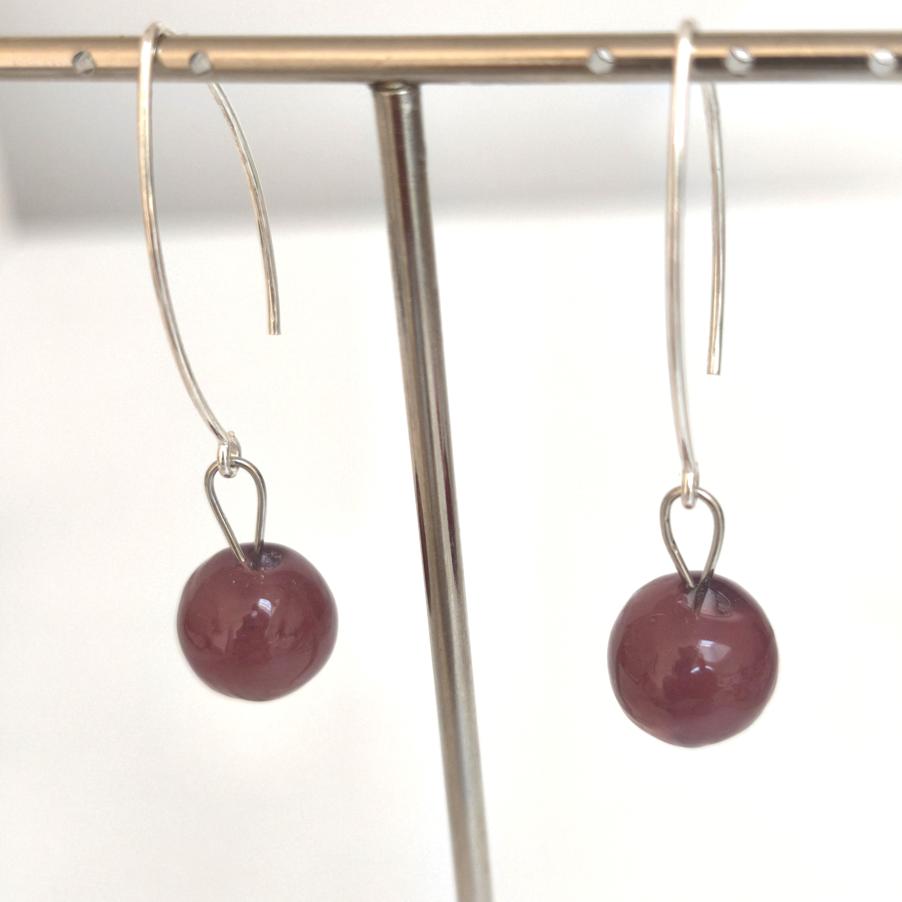 Boucles d'oreilles pendante en argent avec perles de verre de murano Bea coloris violet aubergine – Image 2