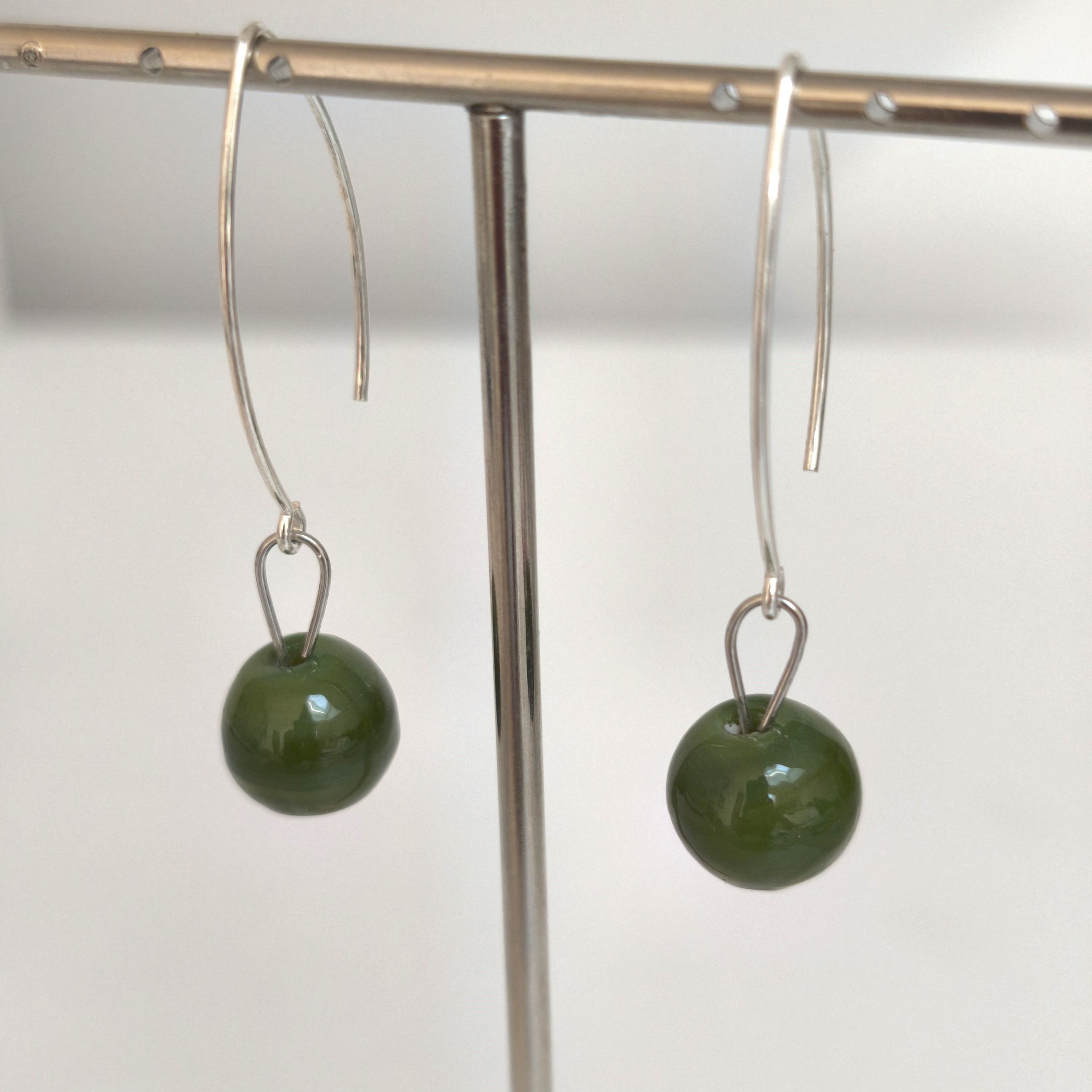 Boucles d'oreilles argent 925 et perles de verre de Murano vert olive – Pushi