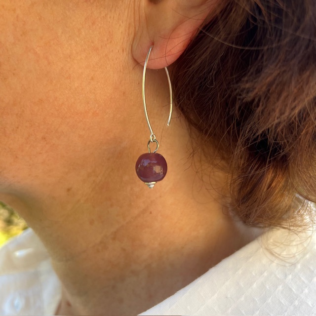 Boucles d'oreilles pendante en argent avec perles de verre de murano Bea coloris violet aubergine – Image 3