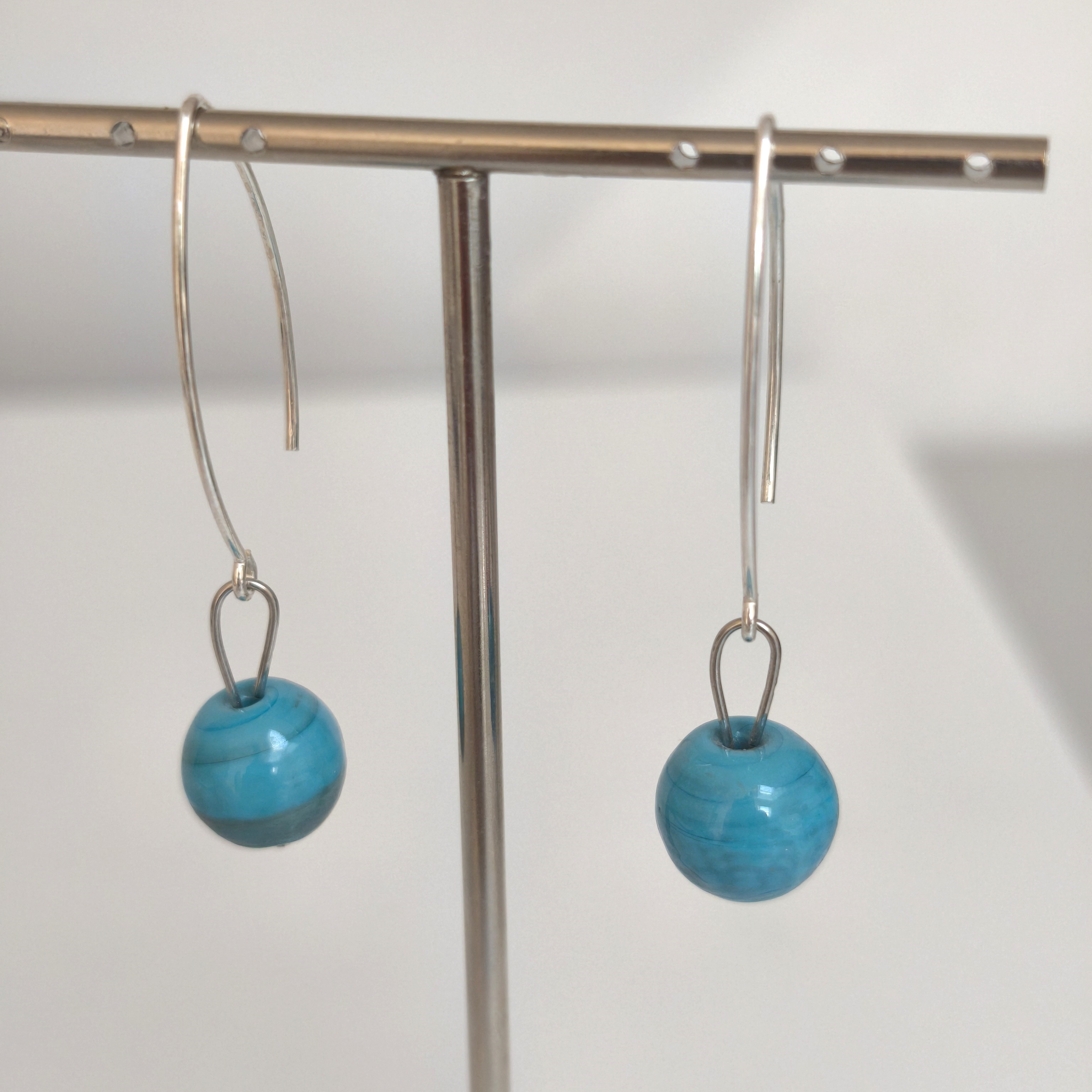 Boucles d'oreilles pendante en argent 925 et perles en verre de Murano turquoise foncé– Pushi – Image 2