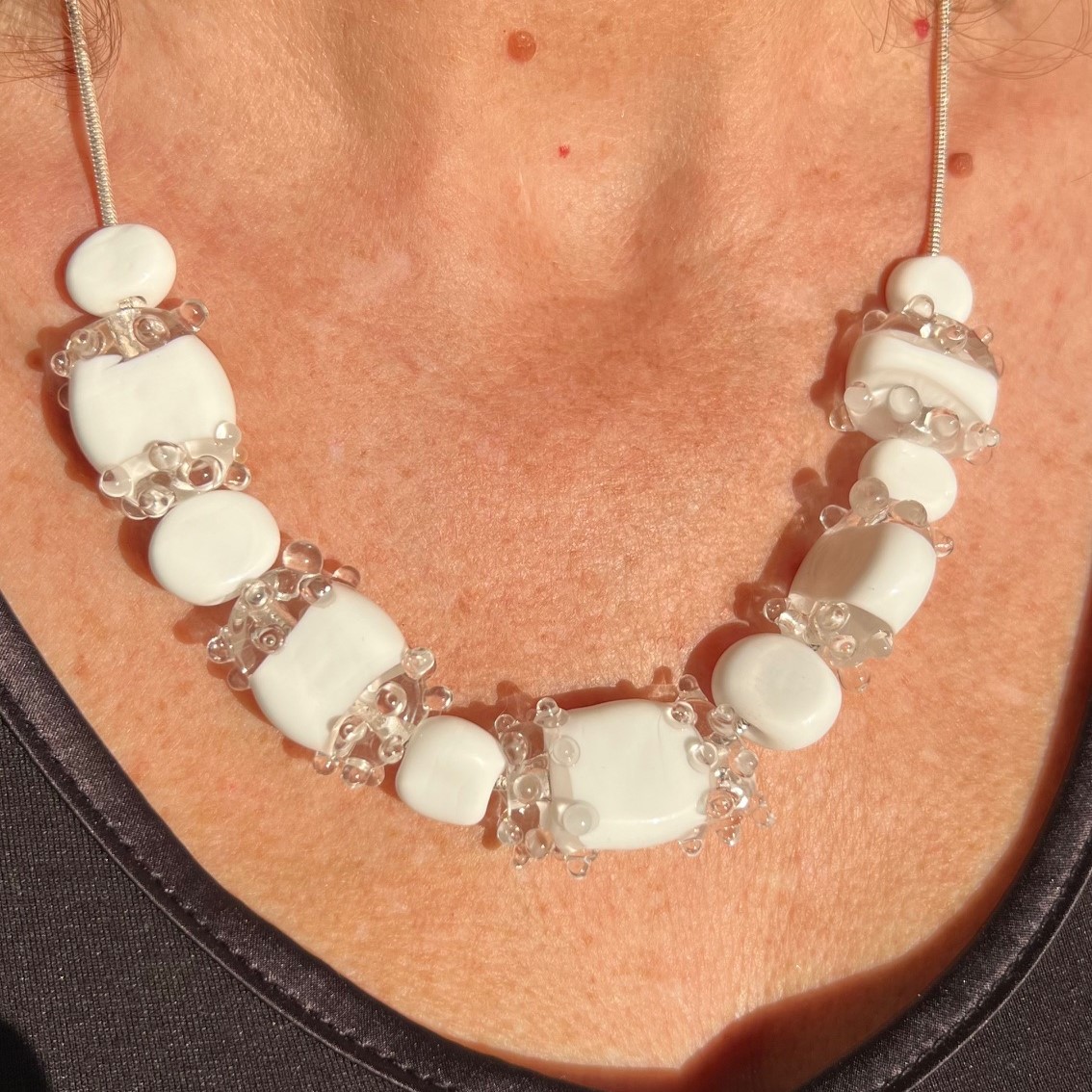 Pushi collier en verre blanc de Murano Assana