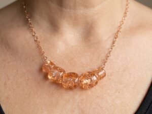 Collier 5 perles en verre rose coloris beige rosé avec chaîne cœurs en plaqué or rosé