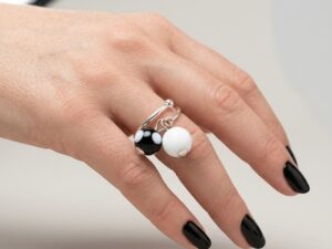 bague pour femme en argent 925 réglable deux perles en verre artisanale blanc et noir