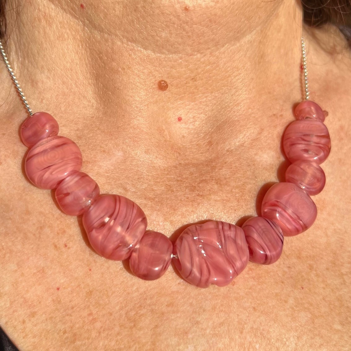 Collier artisanal perles en verre de Murano rose Pushi – Image 3
