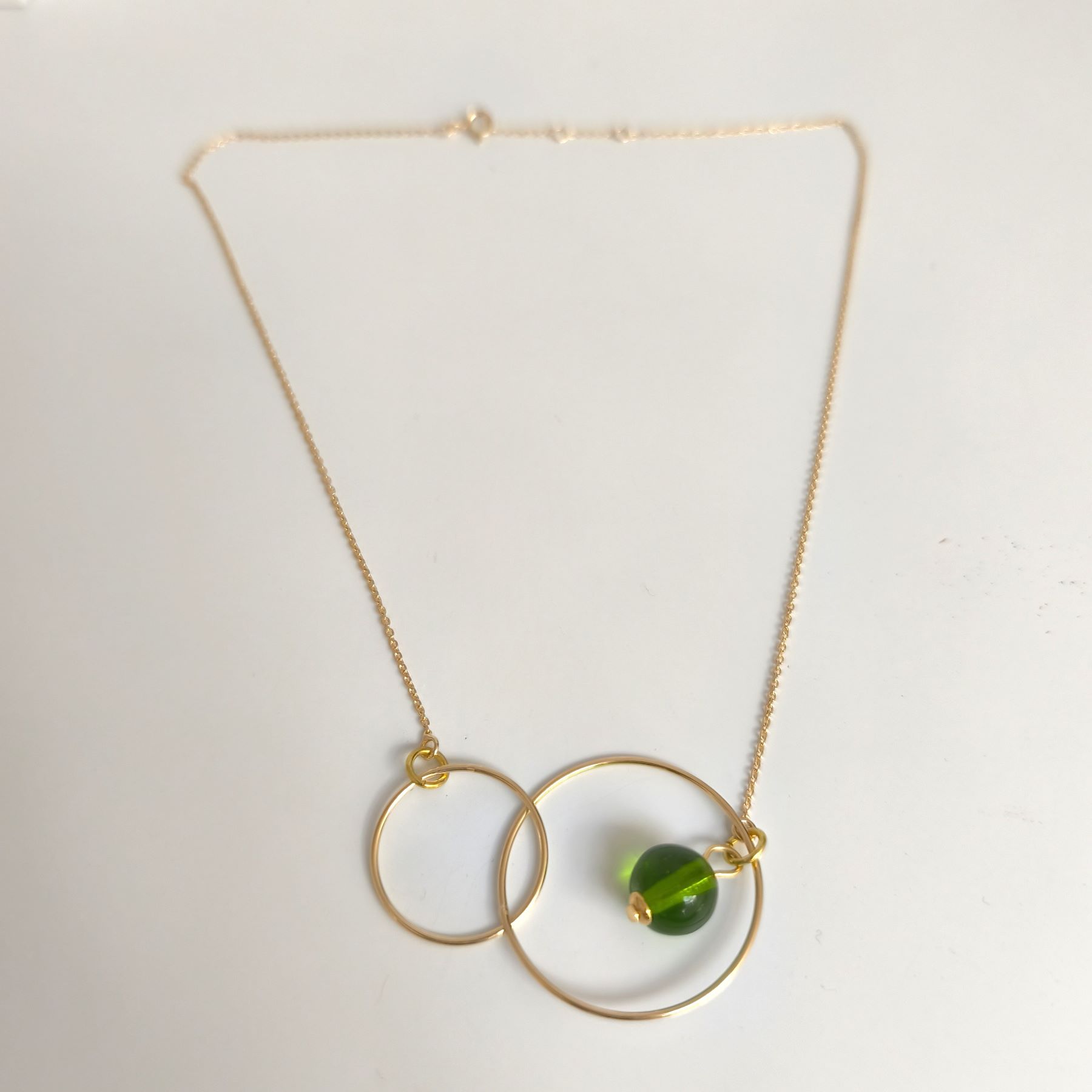Collier toi et moi double anneau plaqué or avec perle en verre coloris vert transparent – Image 2